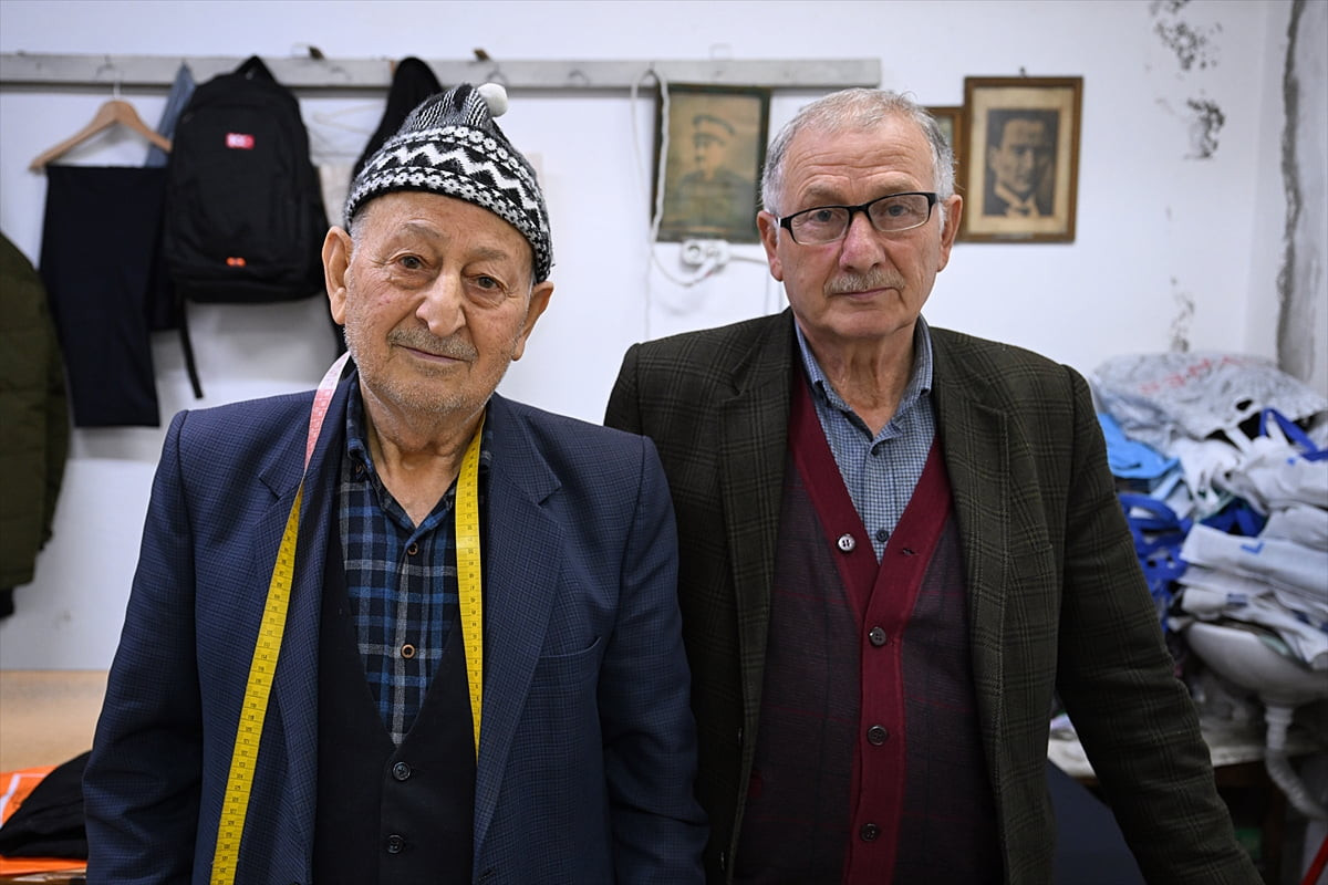 Trabzon'un Yomra ilçesinde yaşayan 86 yaşındaki Nihat (solda) ve 71 yaşındaki Yakup Sağıroğlu...