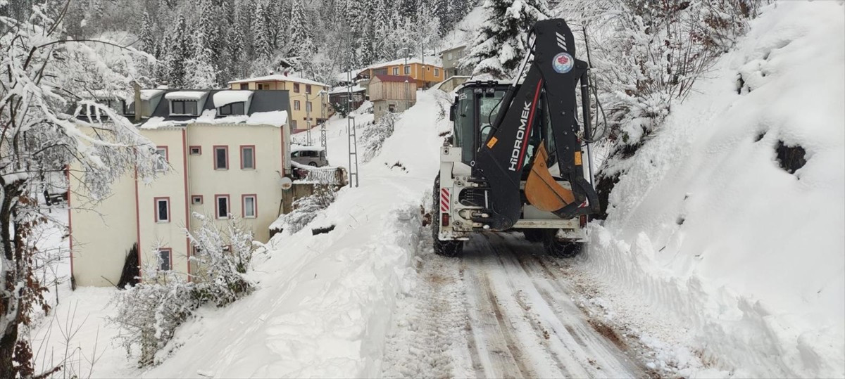 Trabzon'un yüksek kesimlerde kar yağışı etkisini gösterdi. Trabzon Büyükşehir Belediyesine bağlı...
