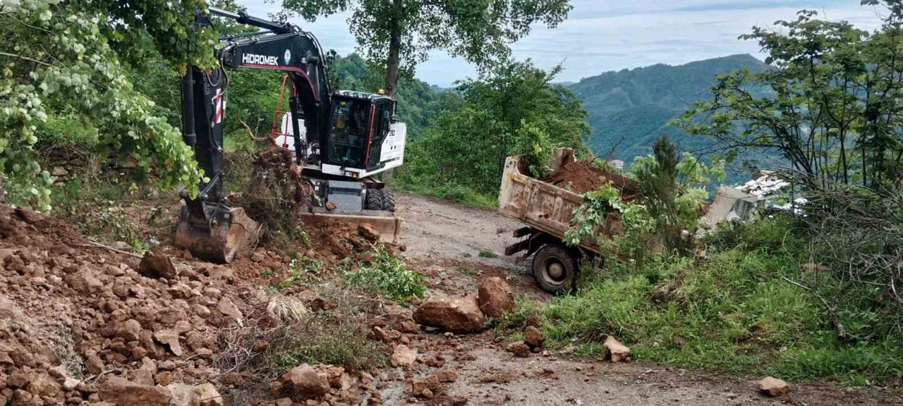 TRABZON’DA DÜN ETKİLİ OLAN SAĞANAK YAĞIŞ SONRASI ARAKLI VE SÜRMENE İLÇELERİNDE MEYDANA GELEN SEL...