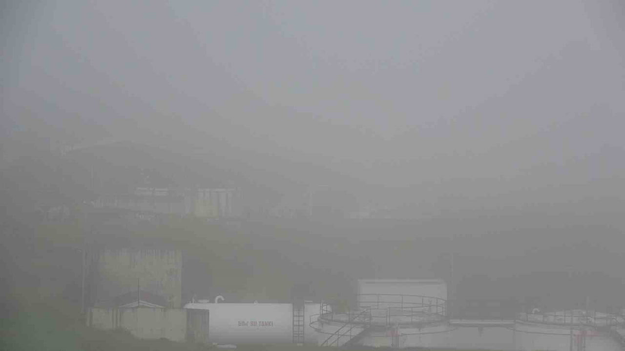 TRABZON’DA SABAH SAATLERİYLE BİRLİKTE ETKİSİNİ GÖSTERMEYE BAŞLAYAN SİS, İLERLEYEN SAATLERDE ŞEHRİ...