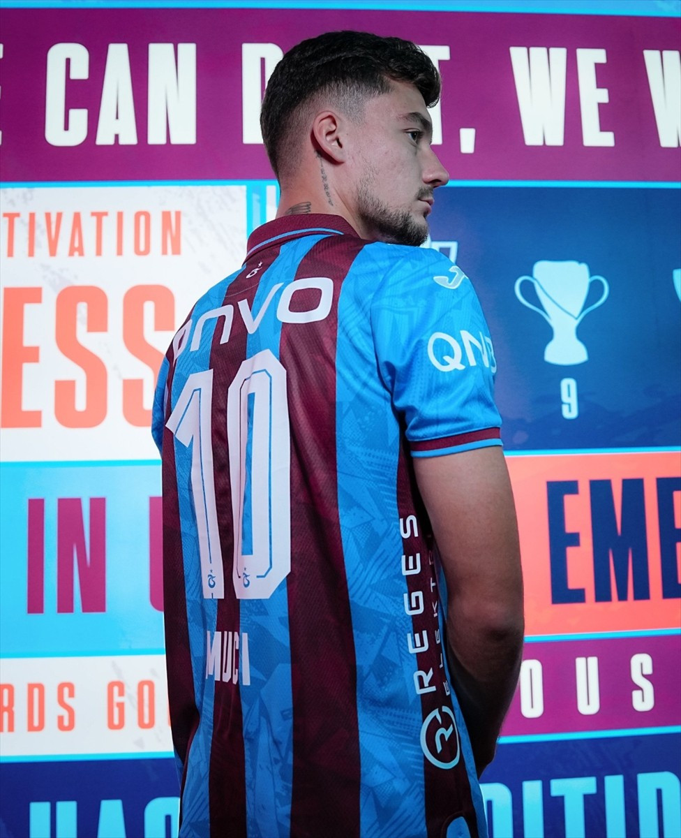 Trabzonspor, Beşiktaş'tan Arnavut futbolcu Ernest Muçi'yi satın alma opsiyonuyla bir yıl...