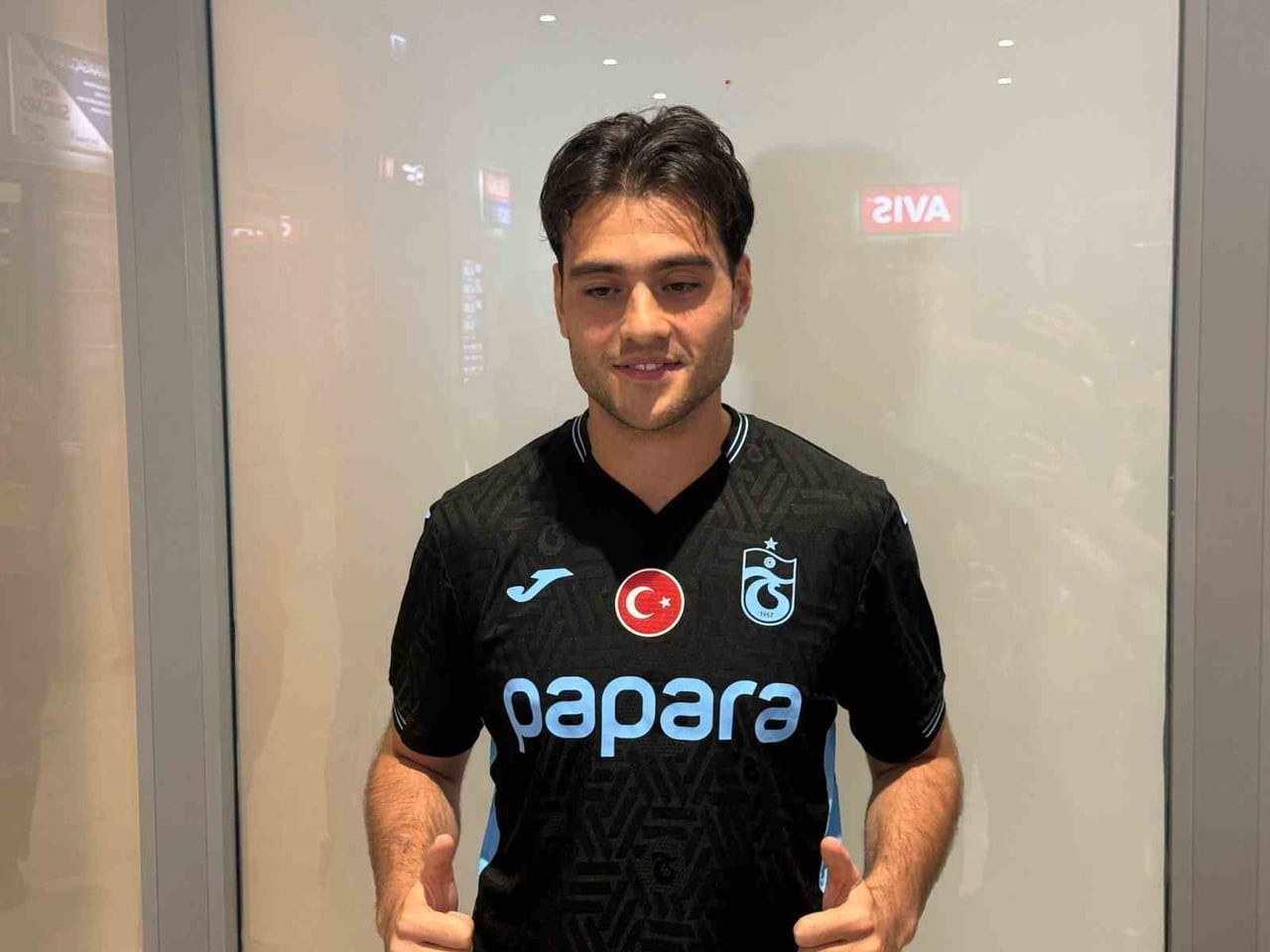 TRABZONSPOR, KANAT OYUNCUSU ARAL ŞİMŞİR İLE 4 YILLIK SÖZLEŞME İMZALADIĞINI AÇIKLADI.