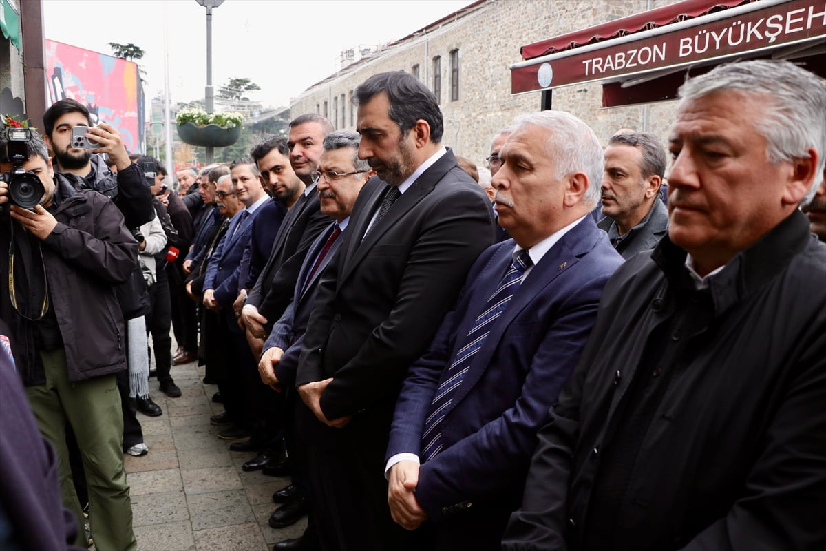 Trabzonspor Kulübü Asbaşkanı Zeyyat Kafkas'ın (sağ 3) dün vefat eden annesi Işıl Kafkas'ın...