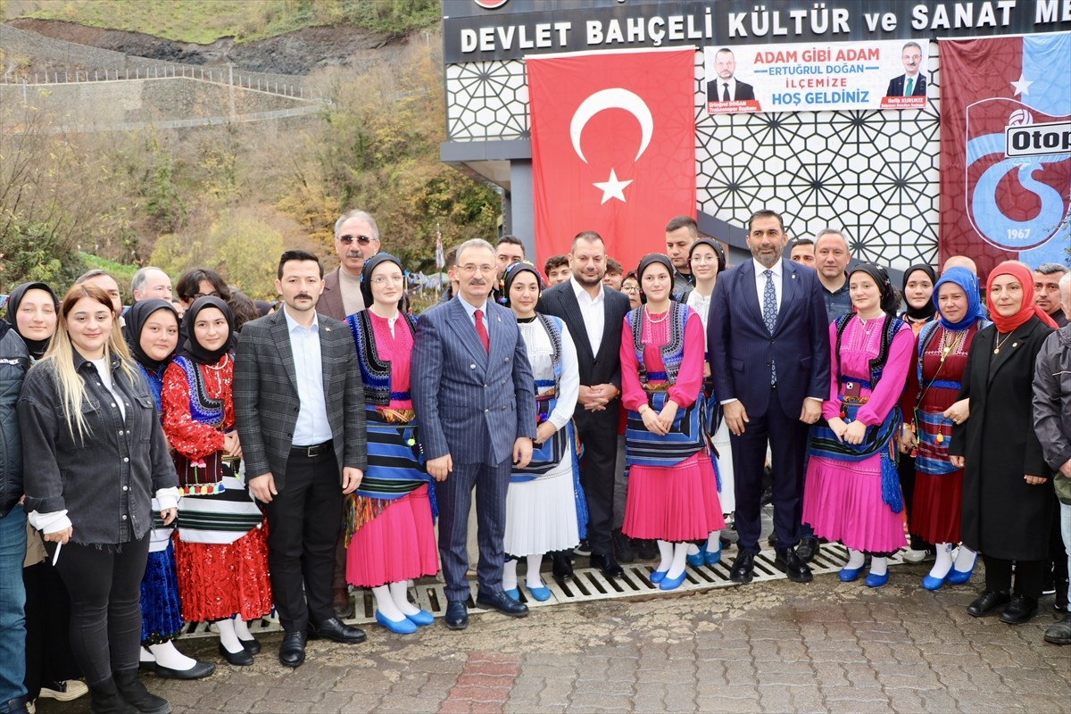 Trabzonspor Kulübü Başkanı Ertuğrul Doğan (ortada), Şalpazarı ilçesinde taraftarlarla bir araya...