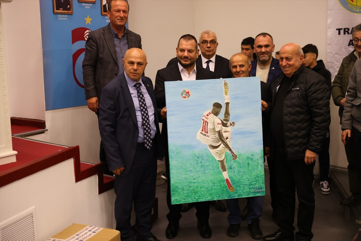 Trabzonspor Kulübü Başkanı Ertuğrul Doğan (sol 3), amatör kulüplere malzeme yardım törenine...