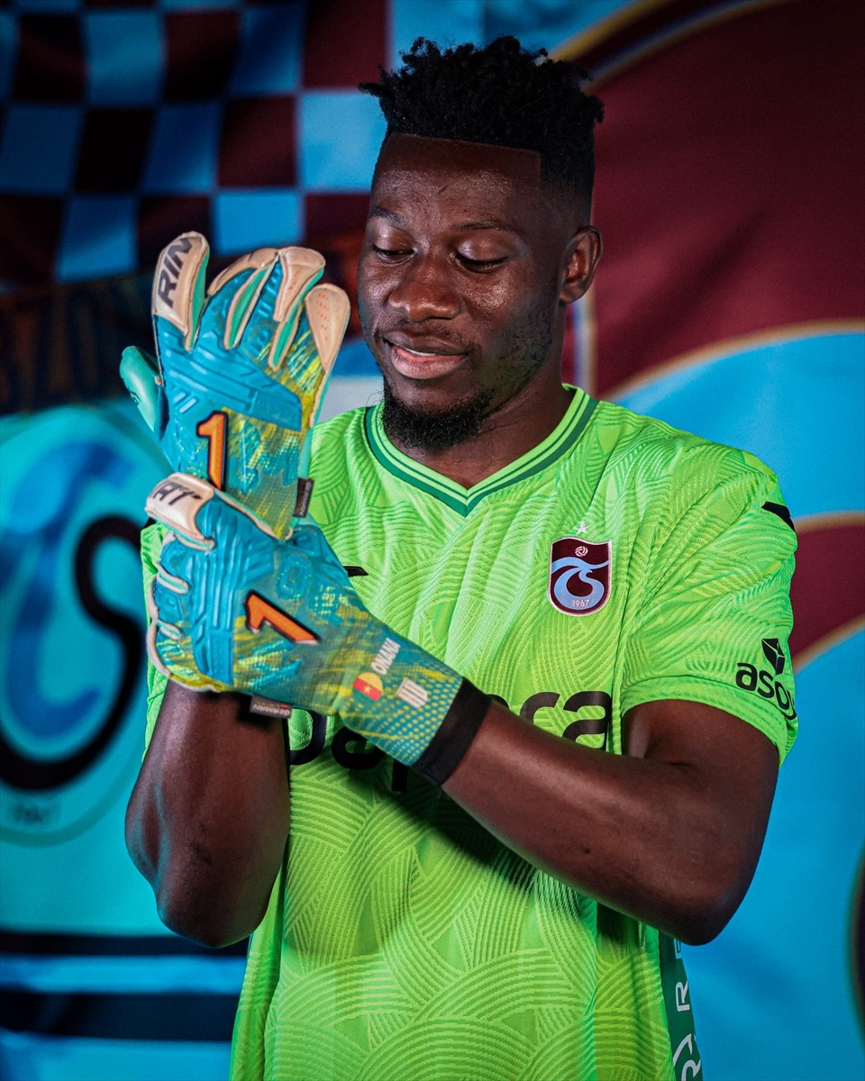 Trabzonspor, Manchester United'dan Kamerunlu kaleci Andre Onana'yı bir yıl kiraladığını...