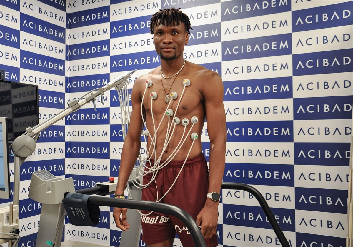 Trabzonspor, renklerine kattığı Nijeryalı stoper Chibuike Nwaiwu İstanbul'da sağlık kontrolünden...