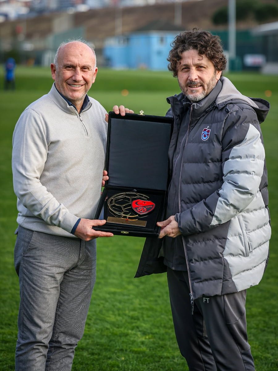 Trabzonspor Teknik Direktörü Fatih Tekke (sağda), Türkiye Futbol Federasyonu (TFF) Fair Play ve...