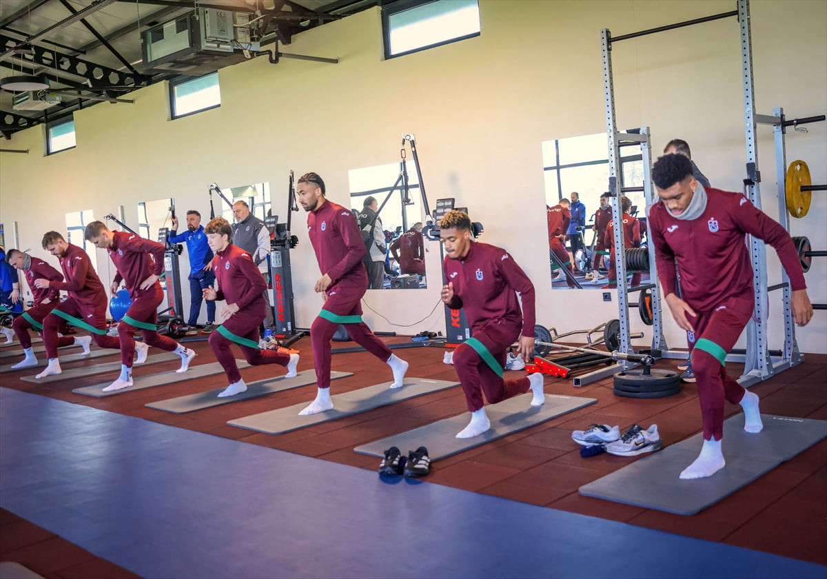 Trabzonspor, Turkcell Süper Kupa yarı finalinde Galatasaray ile 5 Ocak Pazartesi günü Gaziantep'te...