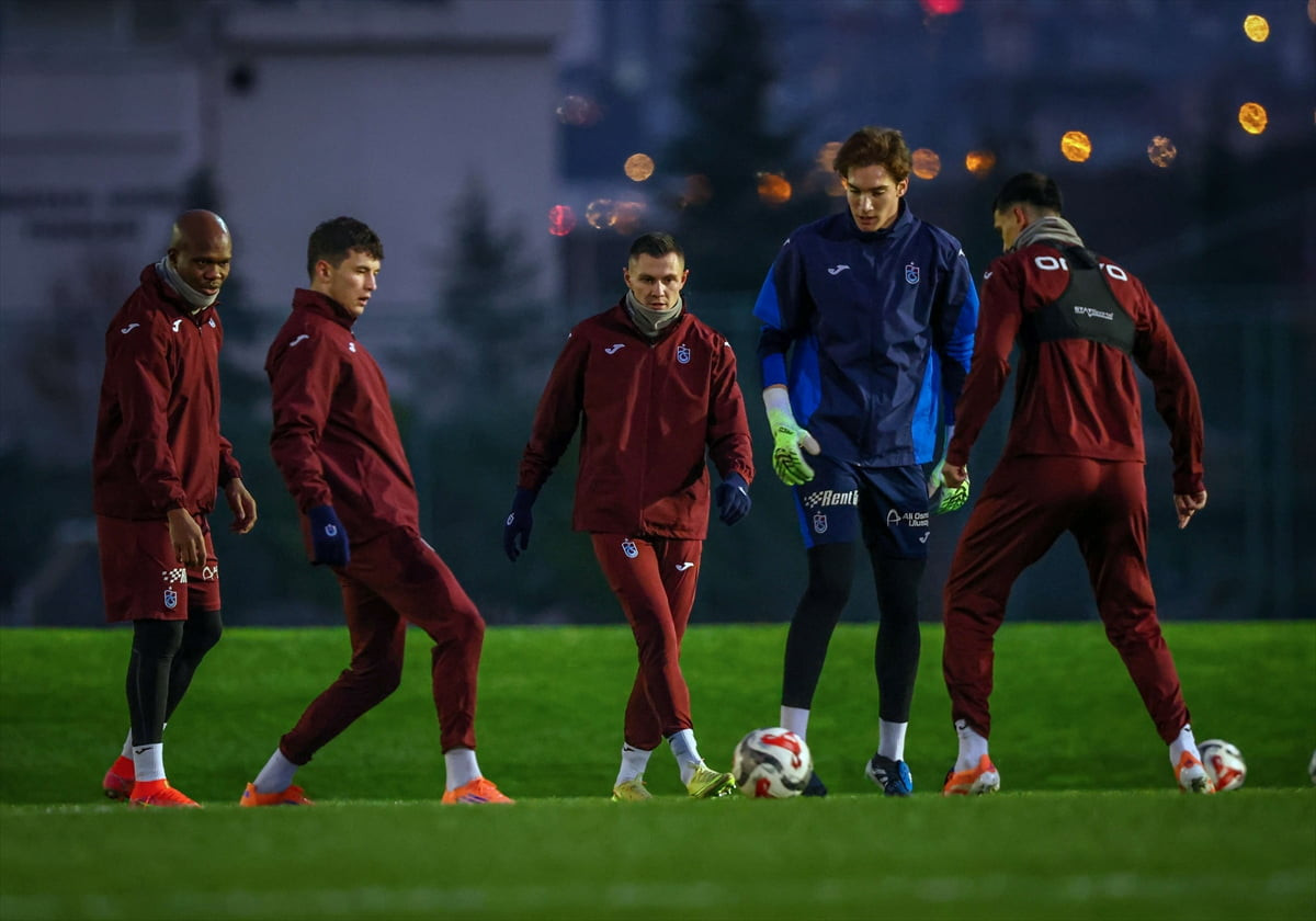 Trabzonspor, Turkcell Süper Kupa yarı finalinde Galatasaray ile 5 Ocak Pazartesi günü Gaziantep'te...