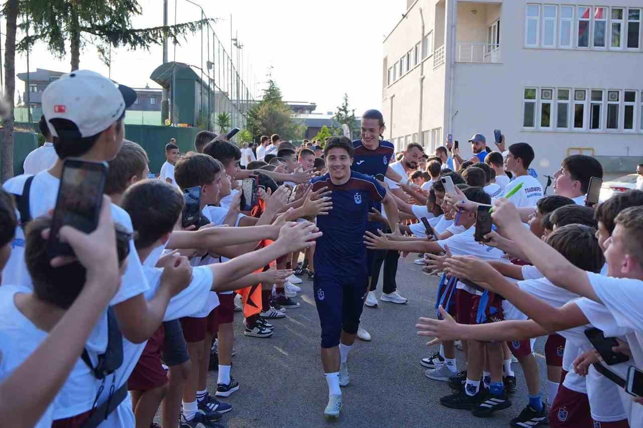 TRABZONSPOR, YENİ SEZON HAZIRLIKLARINI AKŞAM SAATLERİNDE YAPTIĞI ANTRENMANLA SÜRDÜRÜRKEN...