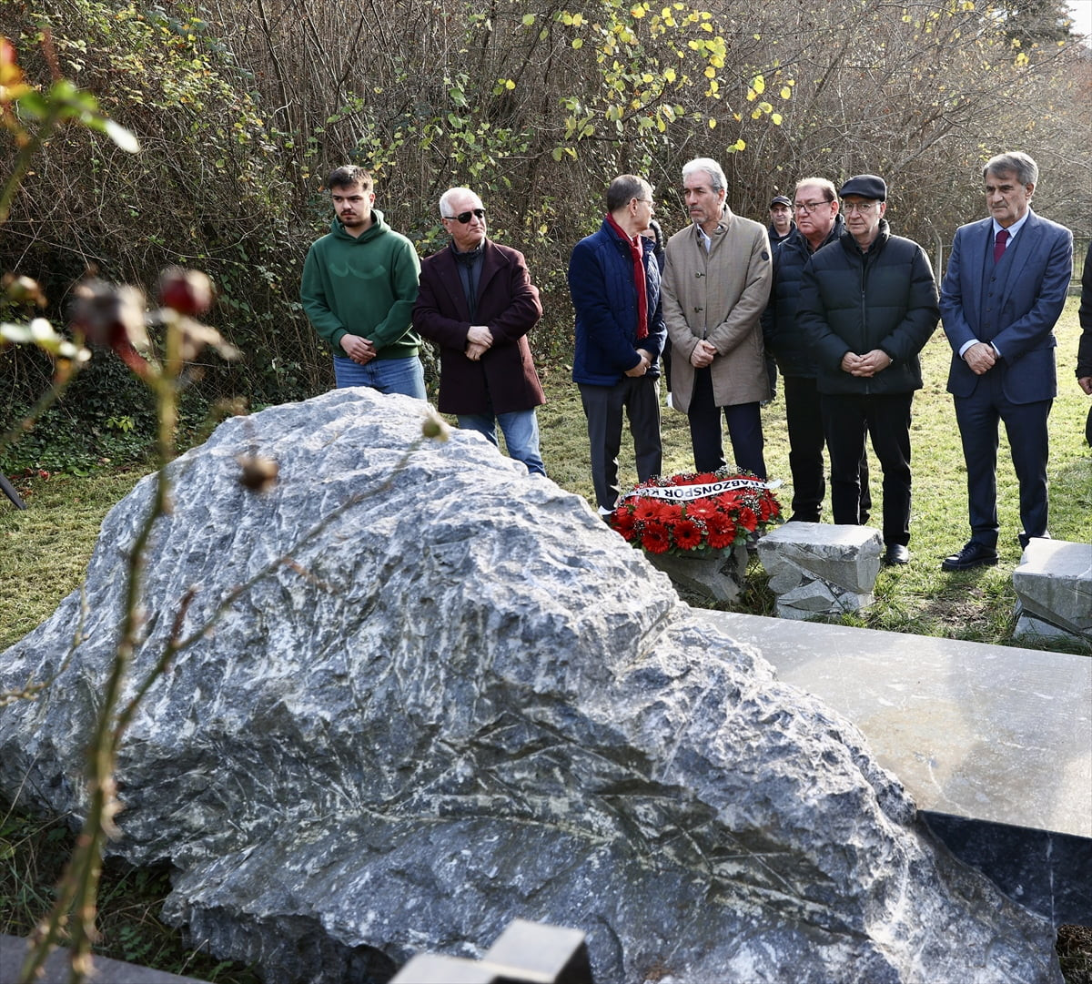 Trabzonspor'da futbolculuk, teknik direktörlük ve kulüp başkanlığı görevlerinde bulunan Özkan...