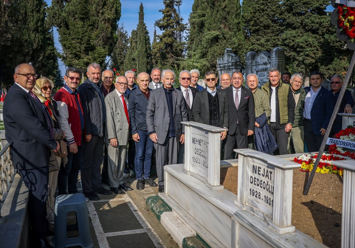 Trabzonspor'un kurucu başkanlarından Rıfat Dedeoğlu, vefatının 21. yılında kabri başında anıldı....