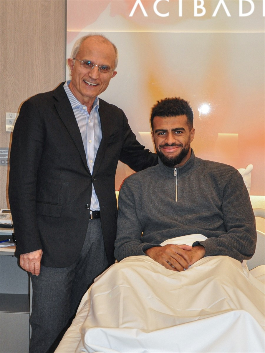 Trabzonsporlu futbolcu Rayyan Baniya (sağda), sol kaval kemiğindeki stres kırığı tanısı...