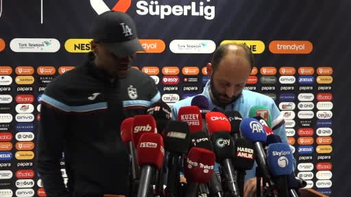 Trabzonsporlu oyuncu Chibuike Nwaiwu, Galatasaray karşılaşmasının ardından, taraftarlara...