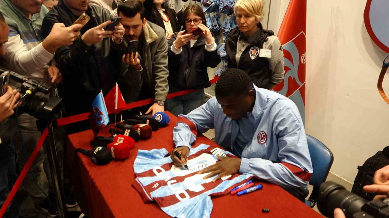 TRABZONSPOR’UN NİJERYALI FORVETİ PAUL ONUACHU, ŞENOL GÜNEŞ SPOR KOMPLEKSİ İÇERİSİNDE BULUNAN TS...