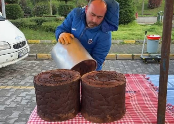 TRABZON’UN ARAKLI İLÇESİNDE YAKLAŞIK 15 SAAT SÜREN PİŞİRME SÜRECİYLE HAZIRLANAN "TENEKEDE MISIR...