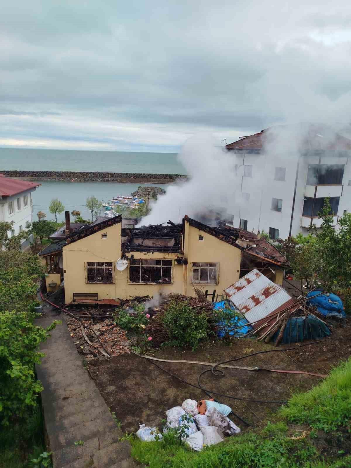 TRABZON’UN ARAKLI İLÇESİNE BAĞLI KALECİK MAHALLESİ’NDE SABAHA KARŞI BİR EVDE ÇIKAN YANGINDA 2,5...