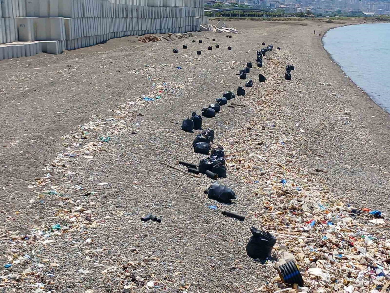 TRABZON’UN ORTAHİSAR İLÇESİNDE BEŞİRLİ İLE FAROZ LİMANI ARASINDAKİ SAHİL ŞERİDİ ÇÖPLERDEN...