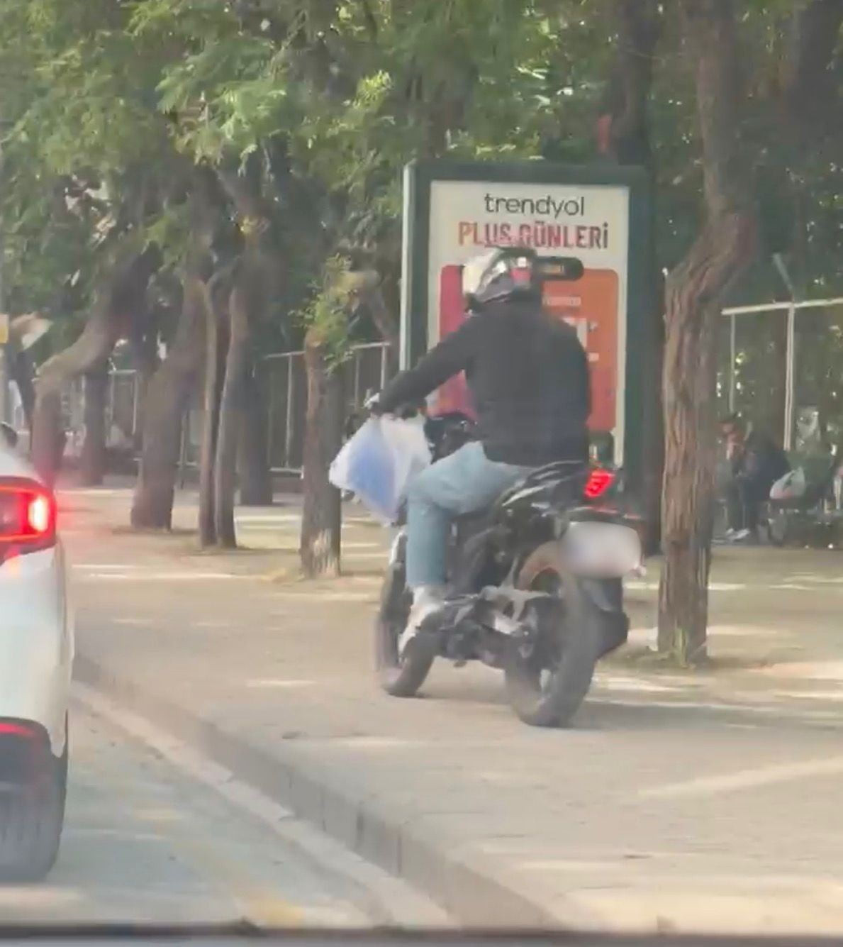 TRAFİĞİ BEKLEMEMEK İÇİN KALDIRIMDAN YOLUNA DEVAM ETTİ