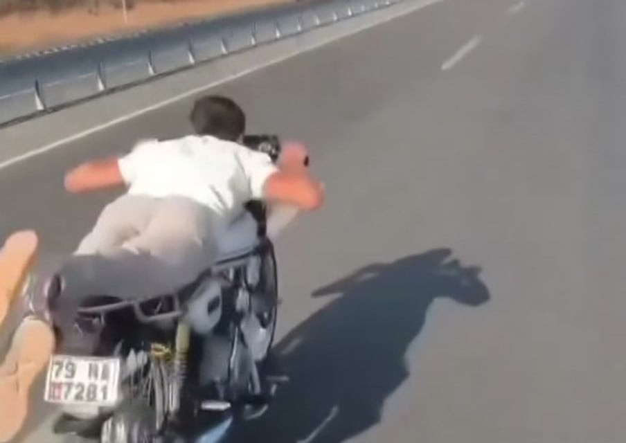 TRAFİĞİ TEHLİKEYE ATAN MOTOSİKLET SÜRÜCÜLERİNE 138 BİN 500 LİRA CEZA