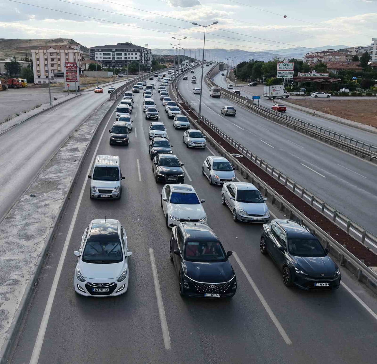 TRAFİĞİN ARTTIĞI GÜZERGAHTA İKİ OTOMOBİLİN ÇARPIŞMASI SONUCU 5 KİŞİ YARALANDI, KAZA NEDENİYLE...