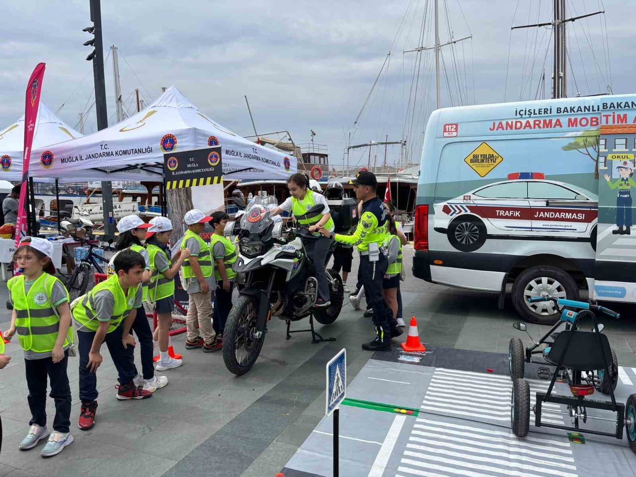 TRAFİK HAFTASI’NDA BODRUM’DA ÖĞRENCİ VE VATANDAŞLARA TRAFİK EĞİTİMİ VERİLDİ
