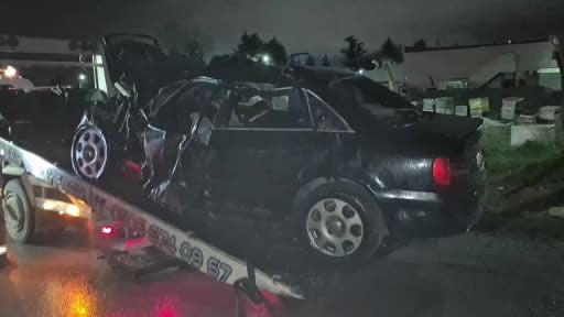 Trafik kazasında tırın altına aldığı otomobil, oto kurtarma aracının üstünde alev aldı