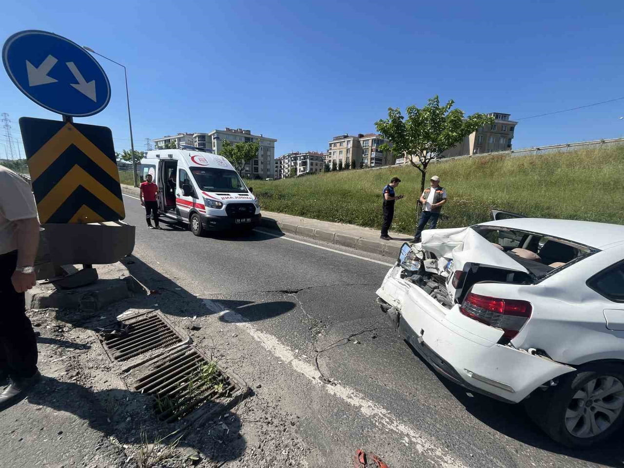 TRAFİK POLİSİNDEN ÖRNEK DAVRANIŞ: SÜRÜCÜLERİN GÜVENLİĞİ İÇİN SÜPÜRGEYLE YOLU...
