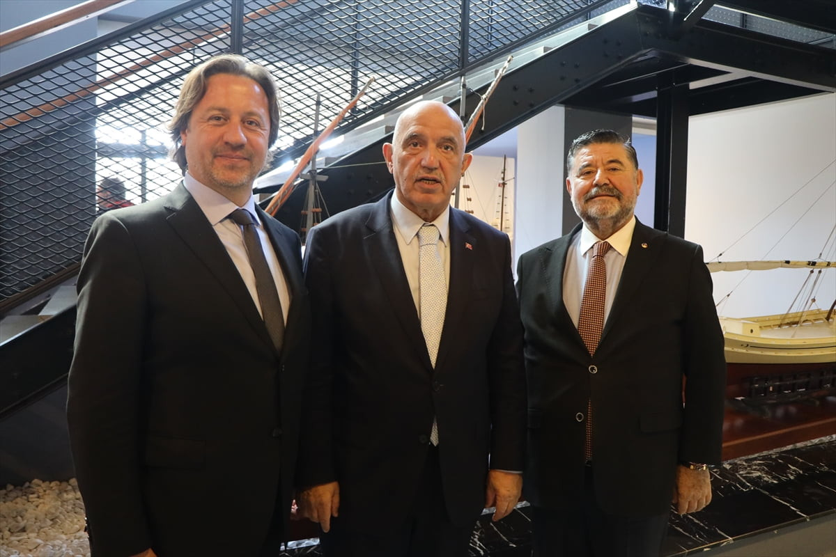 Trafikte Ortak Akıl Projeleri Derneği Yönetim Kurulu Başkanı Prof. Dr. Mustafa Ilıcalı (ortada)...