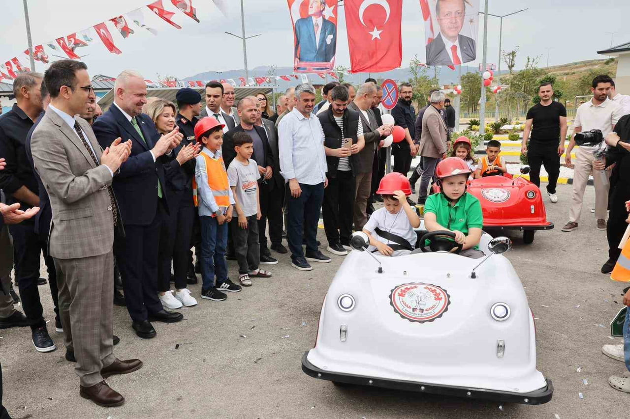 TRAFİKTE YAŞANAN KAZA, ŞİDDET VB. OLUMSUZ TABLOLARA KARŞI BİLİNÇLENMENİN KÜÇÜK YAŞLARDA BAŞLAMASI...