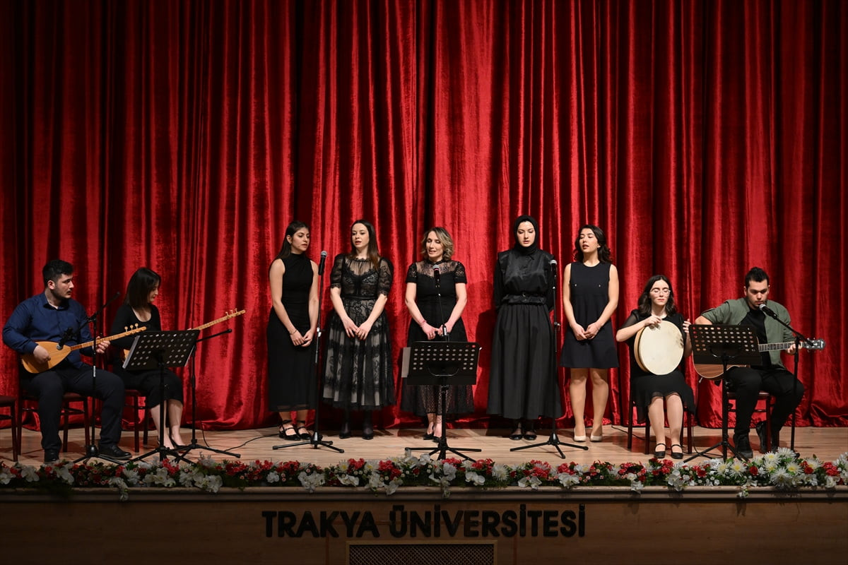 Trakya Üniversitesi Tıp Fakültesi öğretim üyeleri, kurdukları müzik topluluğuyla günün stresini...