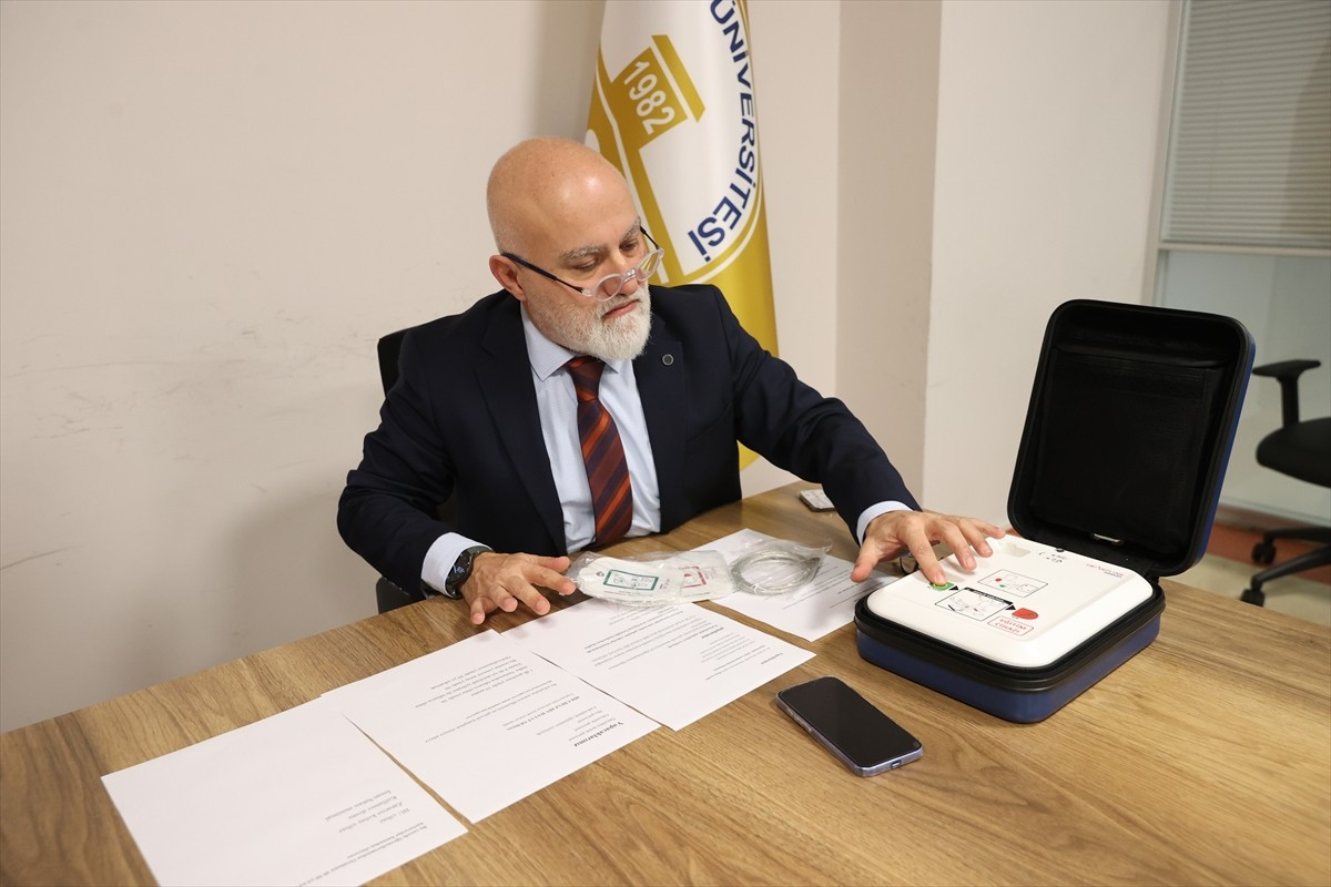 Trakya Üniversitesinin (TÜ) çeşitli alanlarına ani kalp durması vakalarında acil tıbbi personel...