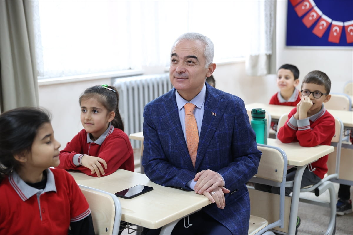 Trakya'da öğrenciler, okullarda düzenlenen karne törenleri sonrası yarıyıl tatiline girdi. Mustafa...