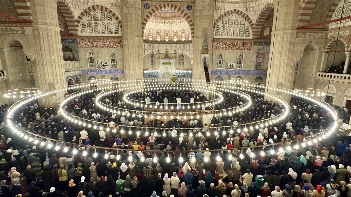 Trakya'daki camilerde Kadir Gecesi dualarla idrak edildi. Edirne'de Selimiye Camisi başta olmak...