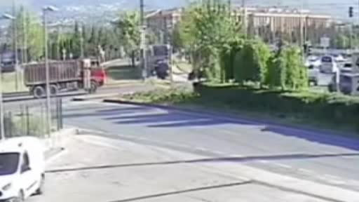 Tramvay ve kamyonun çarpıştığı kaza kamerada