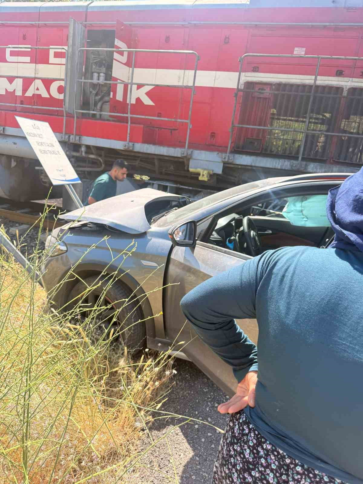 TREN RAYLARDAN ÇEKİLMEYEN ARAÇA ÇARPTI