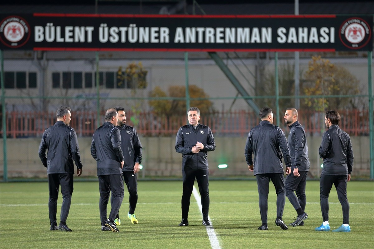Trendyol 1. Lig ekiplerinden Ahlatcı Çorum FK'de teknik direktörlük görevine getirilen Hüseyin...