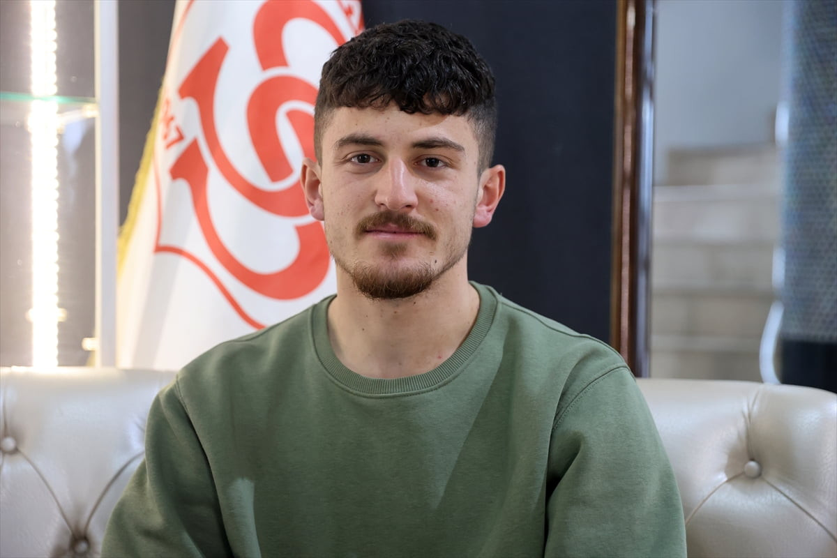 Trendyol 1. Lig ekiplerinden Özbelsan Sivasspor'un 20 yaşındaki savunma oyuncusu Emirhan Başyiğit...