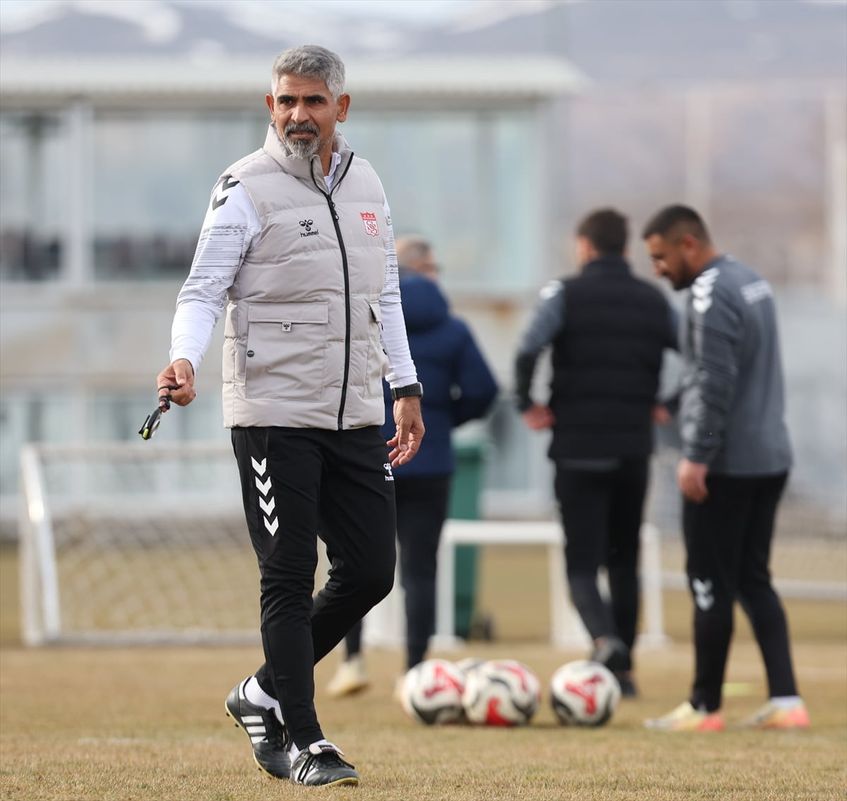 Trendyol 1. Lig ekiplerinden Özbelsan Sivasspor'un teknik direktörü İsmet Taşdemir, ilk...