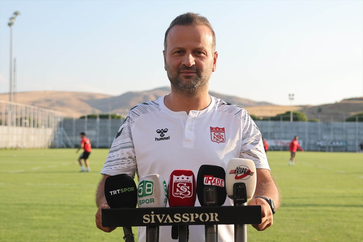 Trendyol 1. Lig ekiplerinden Özbelsan Sivasspor'un teknik direktörü Osman Zeki Korkmaz, antrenman...