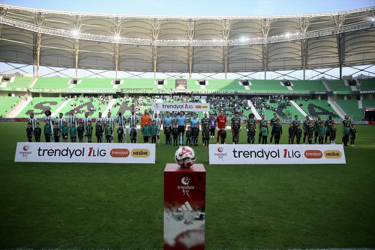 Trendyol 1. Lig'in 13. haftasında Sakaryaspor ile Serikspor, Yeni Sakarya Atatürk Stadyumu'nda...