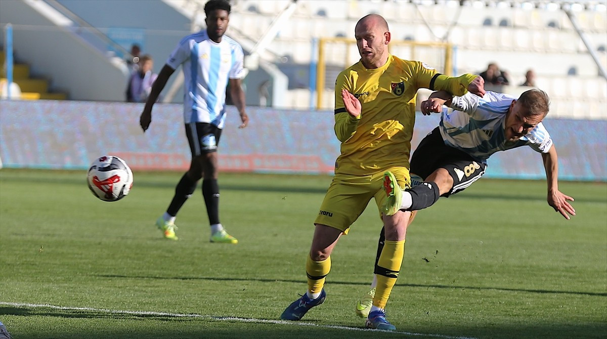 Trendyol 1. Lig'in 15. haftasında Erzurumspor FK ile İstanbulspor, Kazım Karabekir Stadyumu'nda...