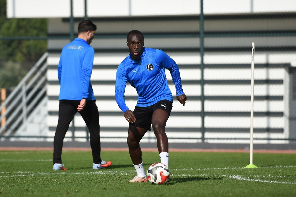 Trendyol 1. Lig'in 17. haftasında deplasmanda Serikspor ile karşılaşacak Manisa FK, hazırlıklarına...