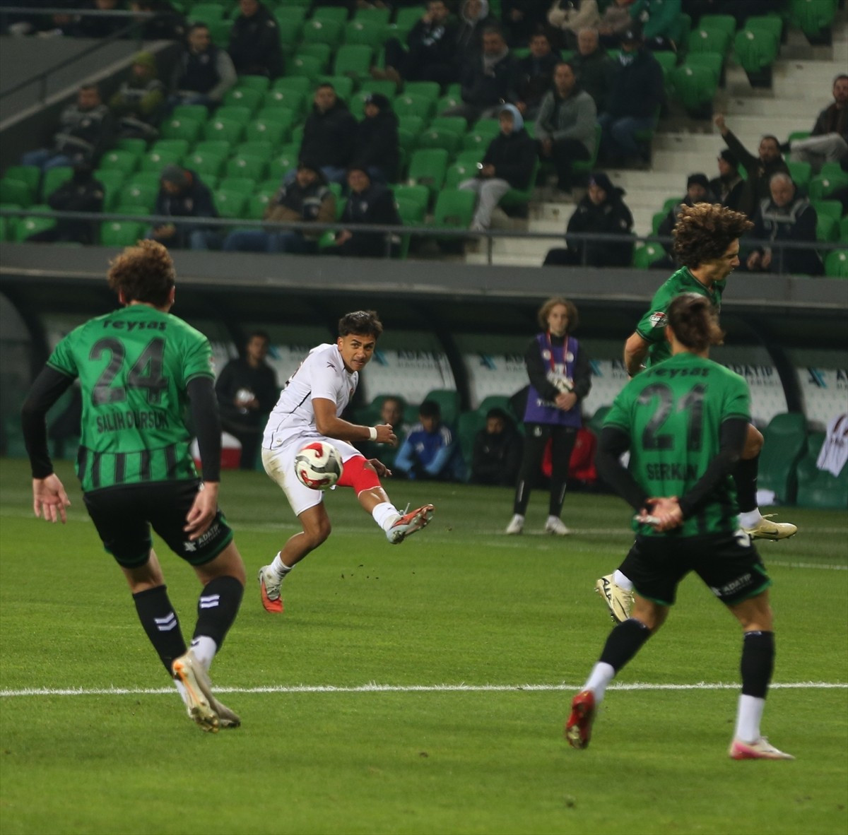 Trendyol 1. Lig'in 17. haftasında Sakaryaspor ile Atakaş Hatayspor, Yeni Sakarya Atatürk Stadı'nda...