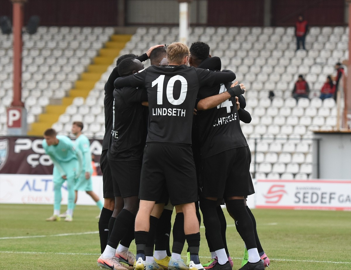 Trendyol 1. Lig'in 17. haftasında Serikspor ile Manisa FK ile Bandırma 17 Eylül Stadyumunda...