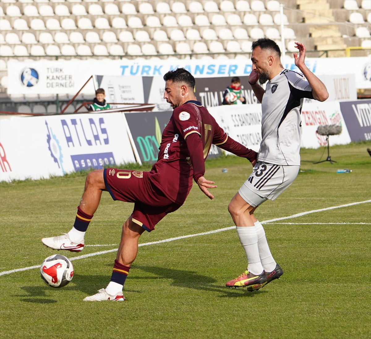 Trendyol 1. Lig'in 18. haftasında Bandırmaspor ile Erzurumspor FK karşılaştı. Bir pozisyonda...