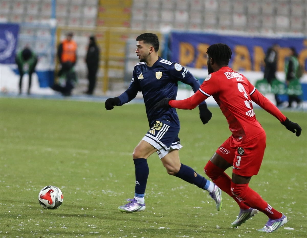 Trendyol 1. Lig'in 19. haftasında Erzurumspor FK ile Arca Çorum FK, Kazım Karabekir Stadyumu'nda...