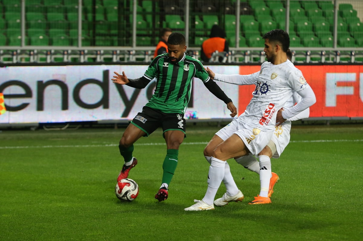 Trendyol 1. Lig'in 24. haftasında Sakaryaspor ile Erzurumspor FK, Yeni Sakarya Atatürk Stadı'nda...