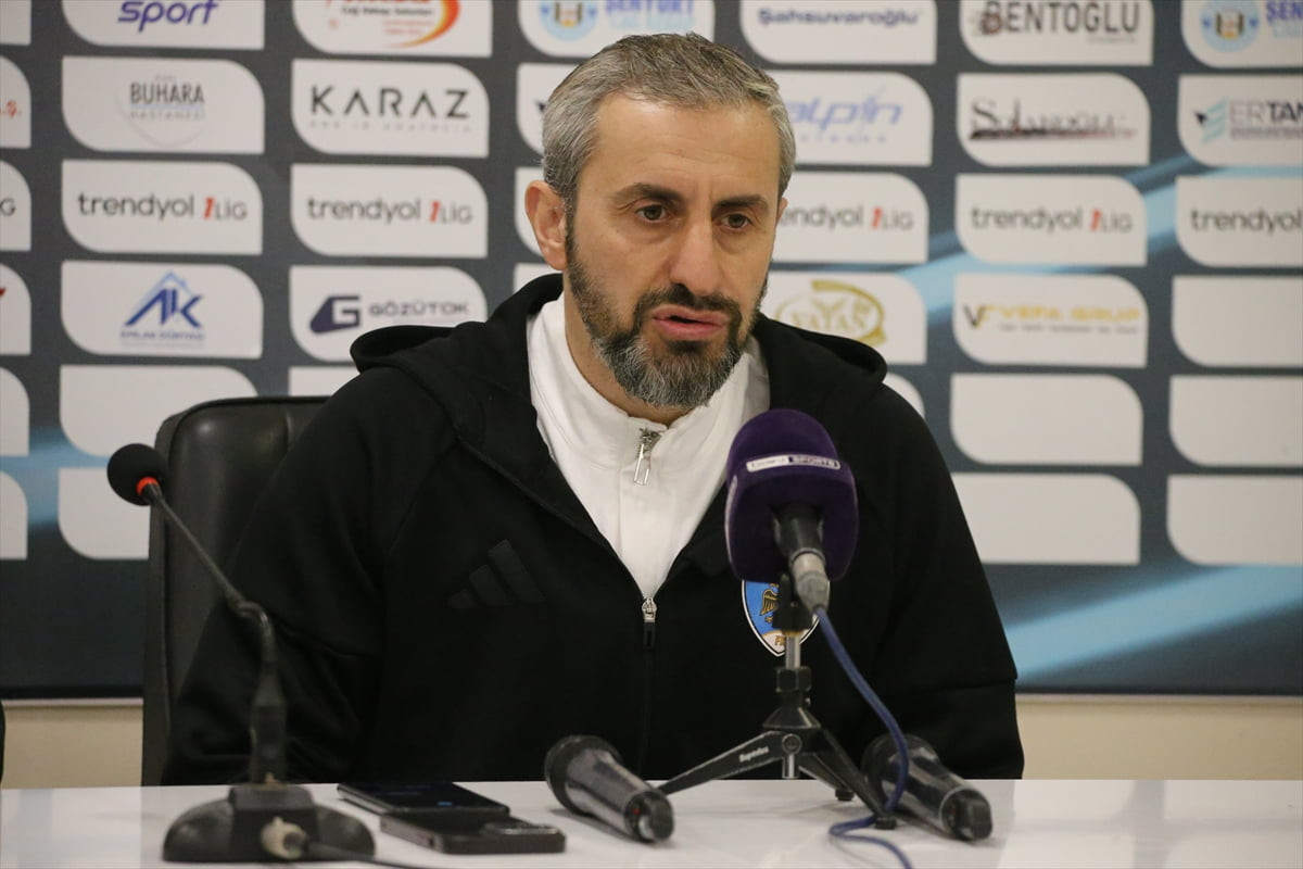 Trendyol 1. Lig'in 27. haftasında Erzurumspor FK ile Serikspor, Kazım Karabekir Stadyumu'nda...